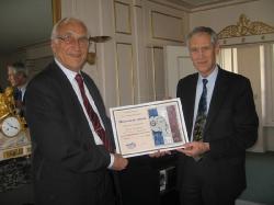 Yves Guibert, pr�sident de l'ADAMY, et Jacques Bellier, maire de Jouy-en-Josas